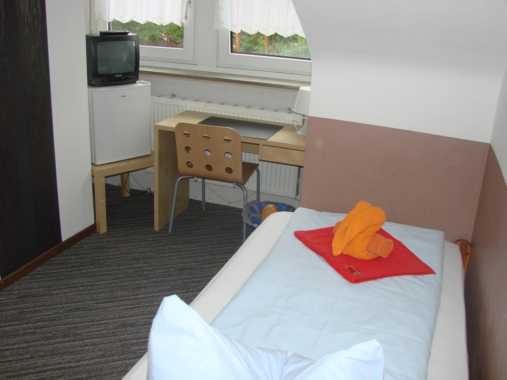 Gaestehaus Am Heuss-Platz Erlangen Rum bild