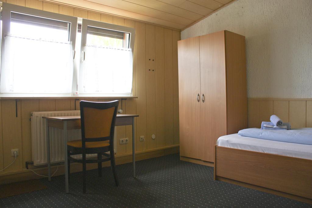 Gaestehaus Am Heuss-Platz Erlangen Rum bild