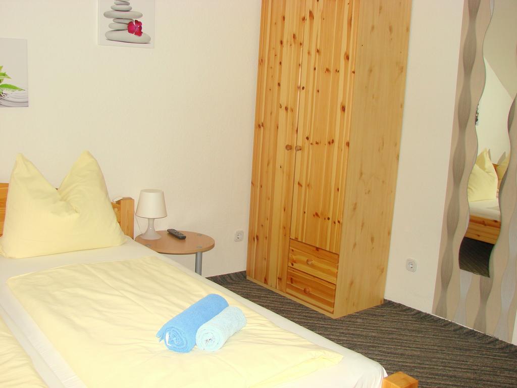 Gaestehaus Am Heuss-Platz Erlangen Rum bild