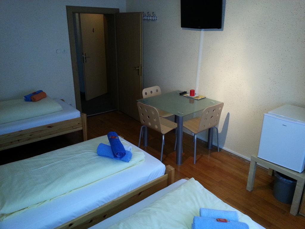 Gaestehaus Am Heuss-Platz Erlangen Rum bild