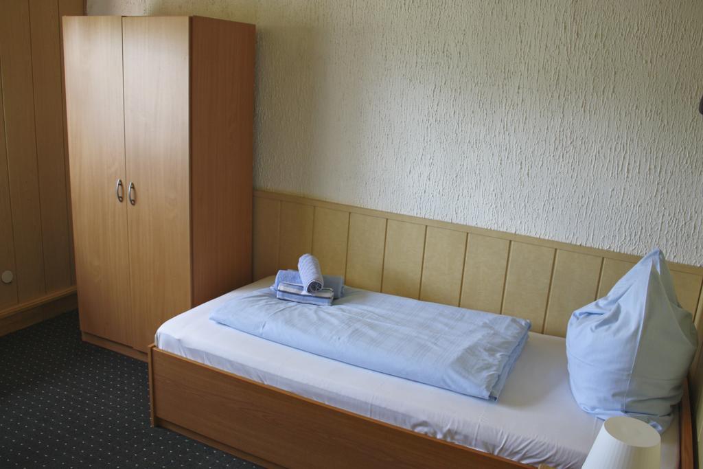 Gaestehaus Am Heuss-Platz Erlangen Rum bild