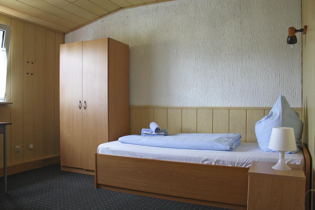 Gaestehaus Am Heuss-Platz Erlangen Rum bild