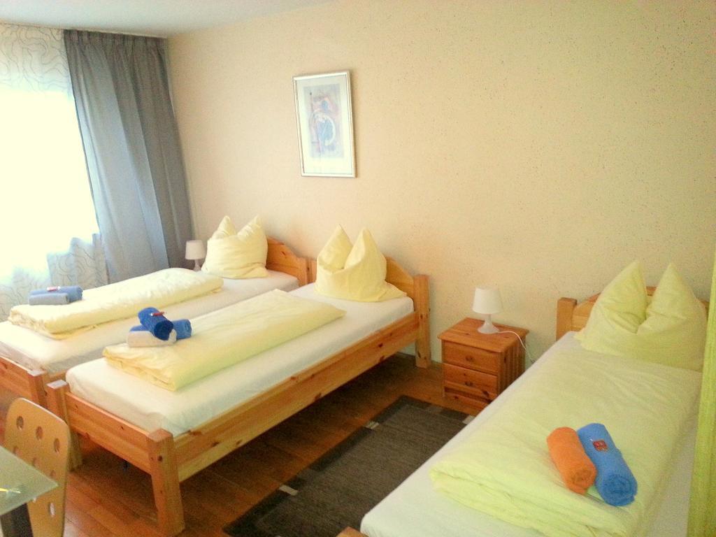 Gaestehaus Am Heuss-Platz Erlangen Rum bild